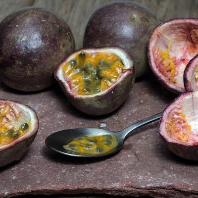 Passion fruits 1462267 640